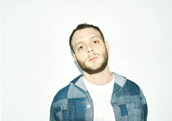 Anastasio e il disco perfetto per la fine del mondo: &ldquo;&Egrave; la mia ossessione&hellip;&rdquo;. L'ascoltatore medio? &ldquo;Non esiste, il pubblico non &egrave; stupido&hellip;&rdquo;. E sull&rsquo;intelligenza artificiale e Le macchine non possono pregare&hellip;