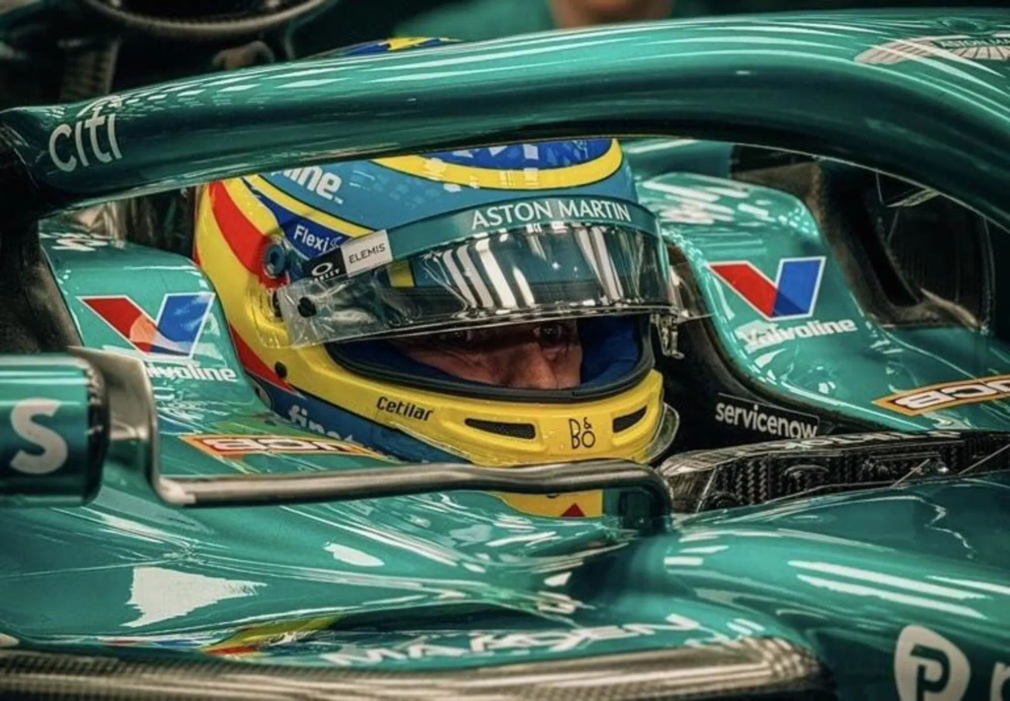 Fernando Alonso nel box in attesa di poter tornare in pista dopo il problema al volante