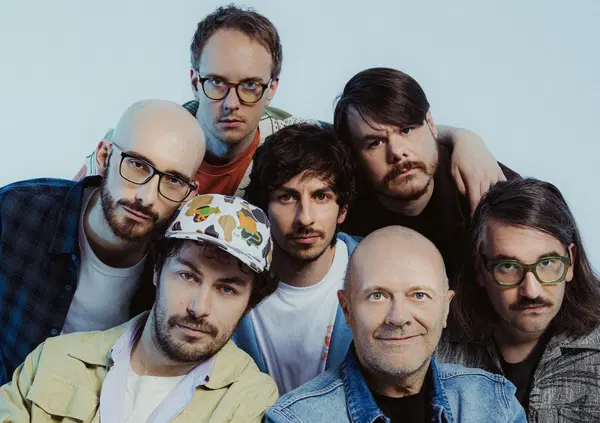 Abbiamo fatto ascoltare a un esperto Bottiglie vuote dei Pinguini Tattici Nucleari con Max Pezzali, ma com&rsquo;&egrave;? La notizia non &egrave; nel suono, ma nel testo e nelle immagini che evoca. Vi spieghiamo perch&eacute;...