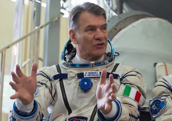 INTERVISTA SPAZIALE! Siamo stati davvero sulla Luna? L'astronauta Paolo Nespoli: "Ne sono convinto, ma diffido. Questione di fede, come Ges&ugrave; che trasform&ograve; l&rsquo;acqua in vino&hellip;&rdquo;. Musk su Marte? &ldquo;Un pazzo, ma senza i pazzi&hellip;&rdquo;