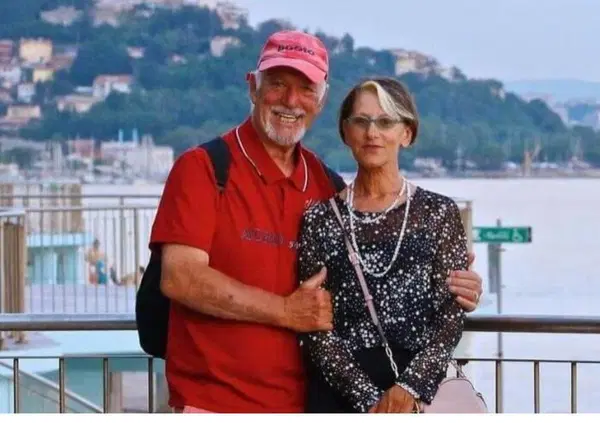 Omicidio Liliana Resinovich, sequestrati coltelli e cesoie a Sebastiano Visintin, ora indagato: &ldquo;Sono tranquillo, vado in bici e faccio la sauna&rdquo;. Il motivo? &ldquo;Un&rsquo;impronta guantata&rdquo;. E Claudio Sterpin esulta: &ldquo;Finalmente!&rdquo;