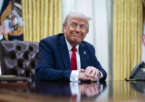 Trump e il video &ldquo;rubato&rdquo; alla Casa Bianca: ma chi sono i due uomini che ha ricevuto? Una leggenda della Formula Indy e un imprenditore da &ldquo;due miliardi in un giorno&rdquo;. Ecco perch&eacute; l&rsquo;incontro fa paura ai democratici