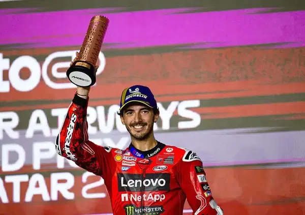 [VIDEO] Pecco che consegna a Morbidelli il trofeo del terzo del GP del Qatar &egrave; l&rsquo;unica cosa bella di una regola imbarazzante nell&rsquo;applicazione