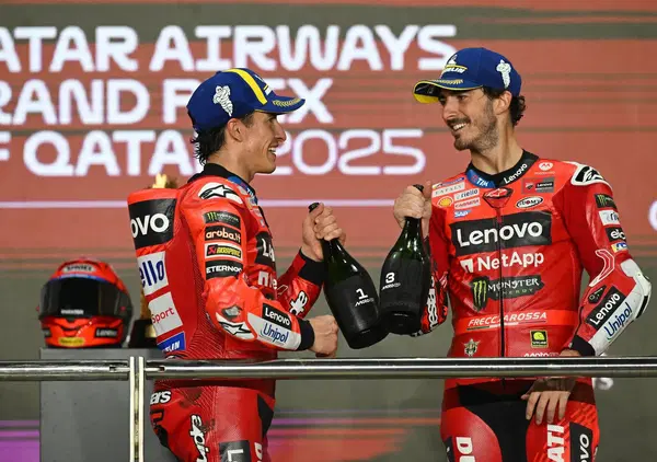 Ha salvato la baracca anche in Qatar Pecco Bagnaia, che scende nei box VR46 per regalare una coppa a Morbidelli e salire in classifica