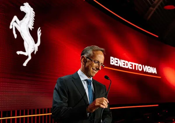 Ma quindi come sar&agrave; la prima Ferrari elettrica? Il ceo Vigna mantiene il segreto ma assicura: &ldquo;Continueremo con termiche e ibride, una transizione totale dalla benzina &egrave; impossibile&rdquo;. E intanto arriva la nuova 296 VS&hellip;