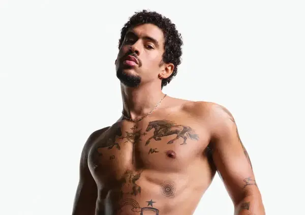 Femministe, scienziati e poeti maledetti, rassegnatevi: Bad Bunny in Calvin Klein (con la borsa) dice forte e chiaro che il caz*o piace a tutti