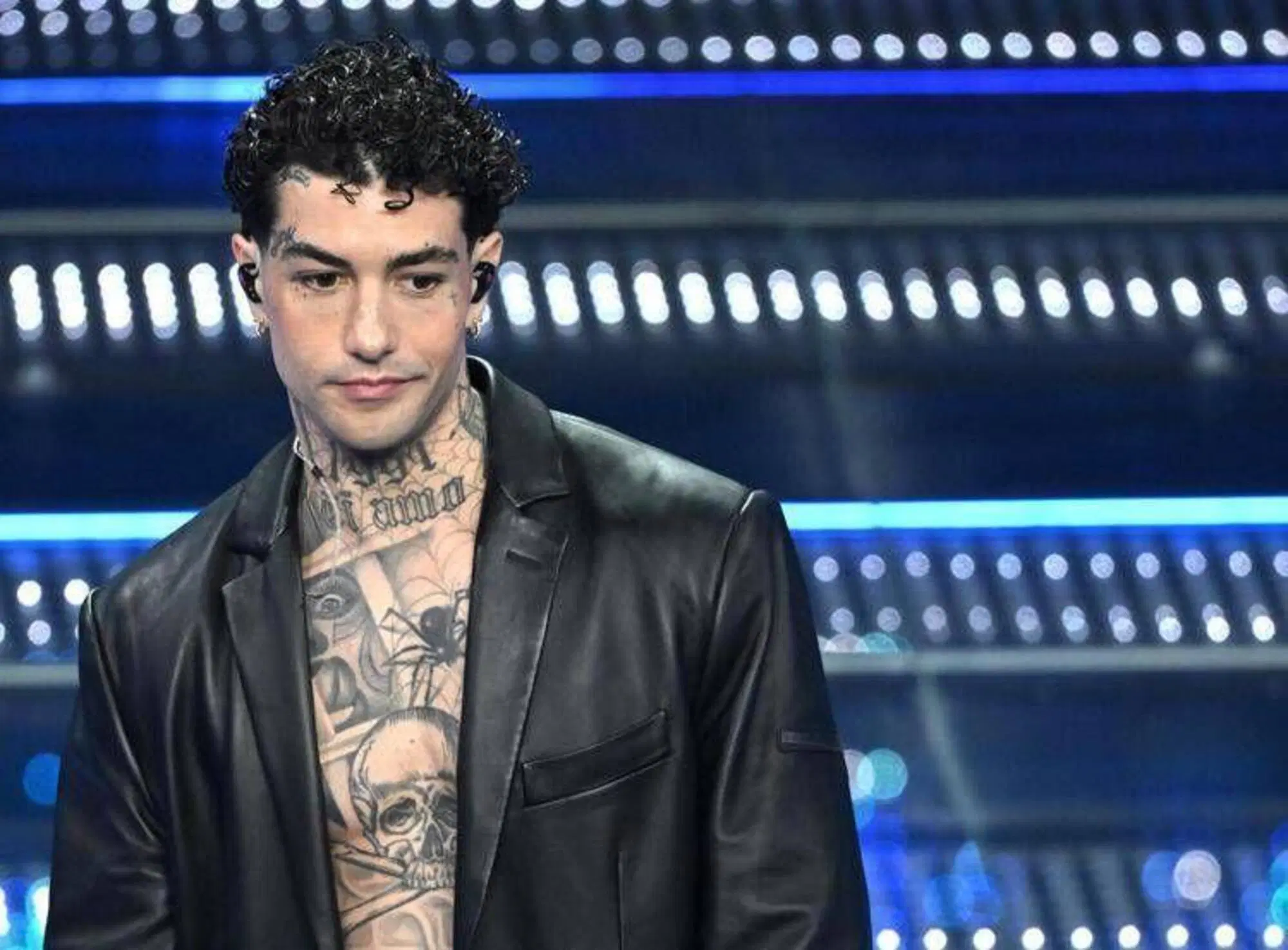 Tony Effe senza le collane