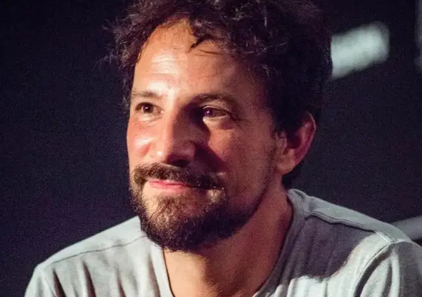 Abbiamo letto &ldquo;Scelgo tutto&rdquo; di Valerio Mieli (La Nave di Teseo): com&rsquo;&egrave;? Un romanzo esistenzialista, due vite e... forse un film?