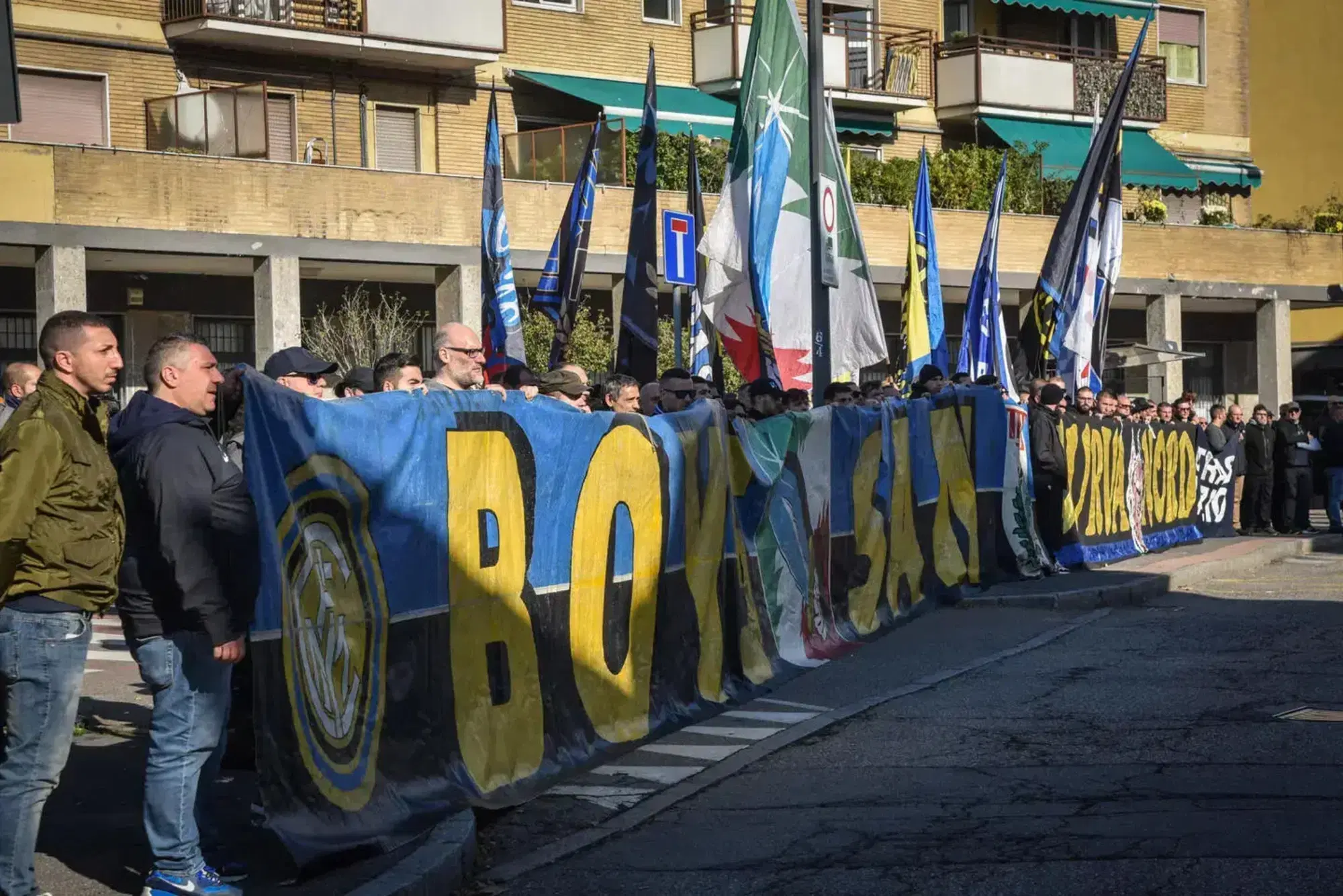 La curva Nord celebra il funerale del loro leader, Vittorio Boiocchi