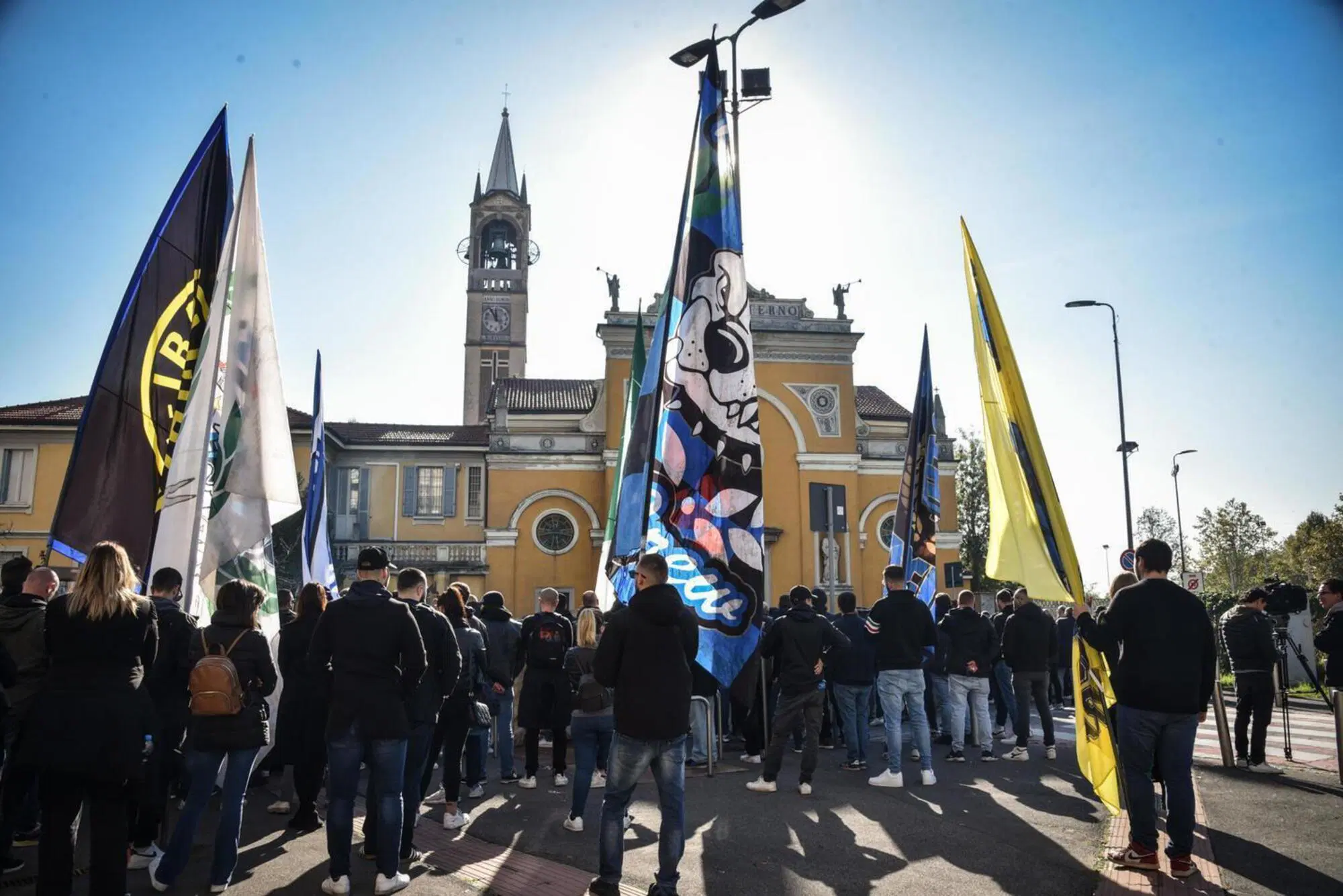 I funerali del capo ultras Vittorio Boiocchi a Figino