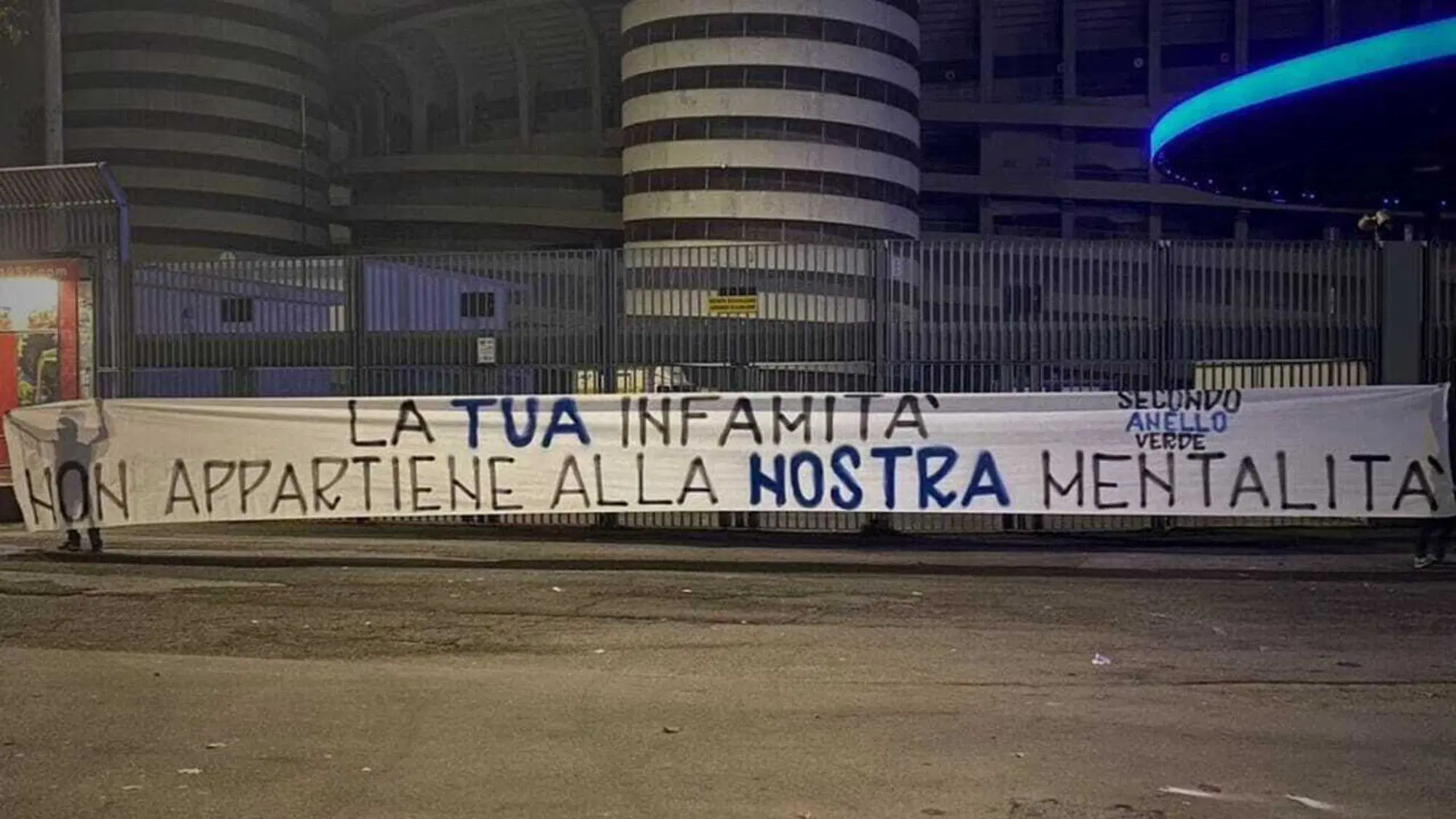 Lo striscione contro Andrea Beretta dopo il pentimento dell'ultr&agrave;