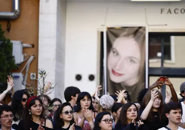 Omicidio Ilaria Sula, tutte le bugie di Mark Samson: "Picchiata prima di ucciderla". E i depistaggi con i messaggi dal cellulare della vittima e il ruolo della madre, Nosr Manplaz, che rischia l'accusa di concorso