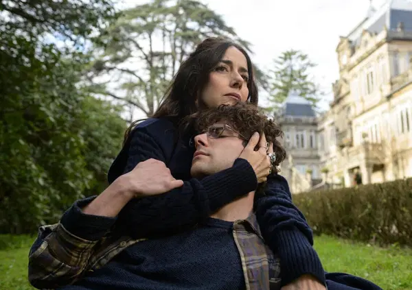 Abbiamo visto &ldquo;Il Giardiniere&rdquo; su Netflix: ma com&rsquo;&egrave;? &Egrave; la serie pi&ugrave; vista in Italia (pi&ugrave; di Black Mirror) senza un vero motivo. O forse il pubblico si aspettava un&rsquo;altra Adolescence?