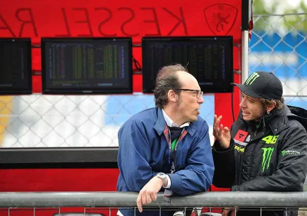 Guido Meda, l&rsquo;invito di Valentino Rossi ad apprezzare la lentezza e l&rsquo;elogio dell&rsquo;auto moderna e del suo silenzio: &ldquo;Un luogo in cui prendere del tempo per s&eacute; stessi&rdquo;