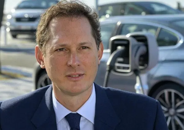 La scossa (o scusa?) di Elkann: &ldquo;Percorso irrealistico di elettrificazione. Per Stellantis non un buon anno&rdquo;. I conti tra crisi, dazi e futuro (gramo?) dell&rsquo;auto (e dell&rsquo;Occidente sorpassato dalla Cina)