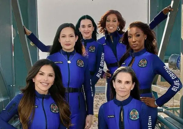 Katy Perry e socie di Blue Origin (cazziate da Emily Ratajkowski) sono davvero andate nello spazio? No, e se non ci avete capito niente vi spieghiamo perch&eacute;. Ecco in cosa consisteva il &ldquo;viaggio&rdquo; e&hellip; alla fine forse ha ragione Emrata