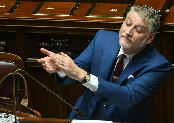 Abbiamo letto &ldquo;Antico presente&rdquo; di Alessandro Giuli: ma com&rsquo;&egrave;? La cosa migliore &egrave; la prefazione di Andrea Caradini che asfalta il ministro e distrugge il libro: &ldquo;Fa quello che si faceva nel Ventennio fascista e&hellip;&rdquo; 