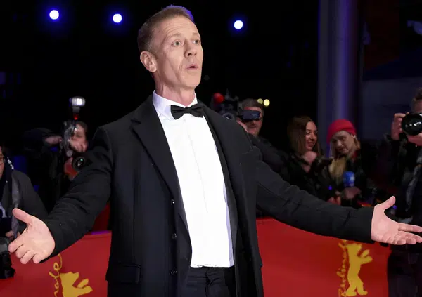 Ma davvero Rocco Siffredi &egrave; accusato di violenza sessuale? E perch&eacute;. Le attrici a Le Iene: &ldquo;Uno stupro, continuava a sputarmi addosso&rdquo;, &ldquo;Mi ha detto che se non volevo farlo anale gli avrei dovuto urinare addosso e&hellip;&rdquo;