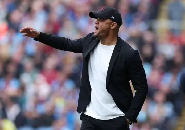 Ok, ma come caz*o si veste Vincent Kompany? &Egrave; il primo allenatore a vestirsi come un rapper: ecco i suoi brand. E stasera &egrave; a San Siro per i quarti di Champions contro l'Inter