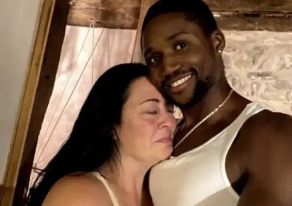 Omicidio Pierina Paganelli, Manuela Bianchi sbotta contro Giuliano Saponi e lascia via del ciclamino: &ldquo;Aiutami, fai il marito&rdquo;. Ma ha gi&agrave; dimenticato la sua relazione extraconiugale con Louis Dassilva? &ldquo;Ho buttato la mia vita&hellip;&rdquo;