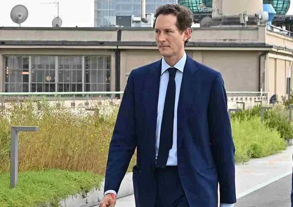 Ma quanti Elkann ci sono in giro? Tra Ferrari, Stellantis e auto elettrica, un po&rsquo; green, un po&rsquo; trumpiano, navigando a vista (e a vela). E le &ldquo;frecciatine&rdquo; a Tavares...