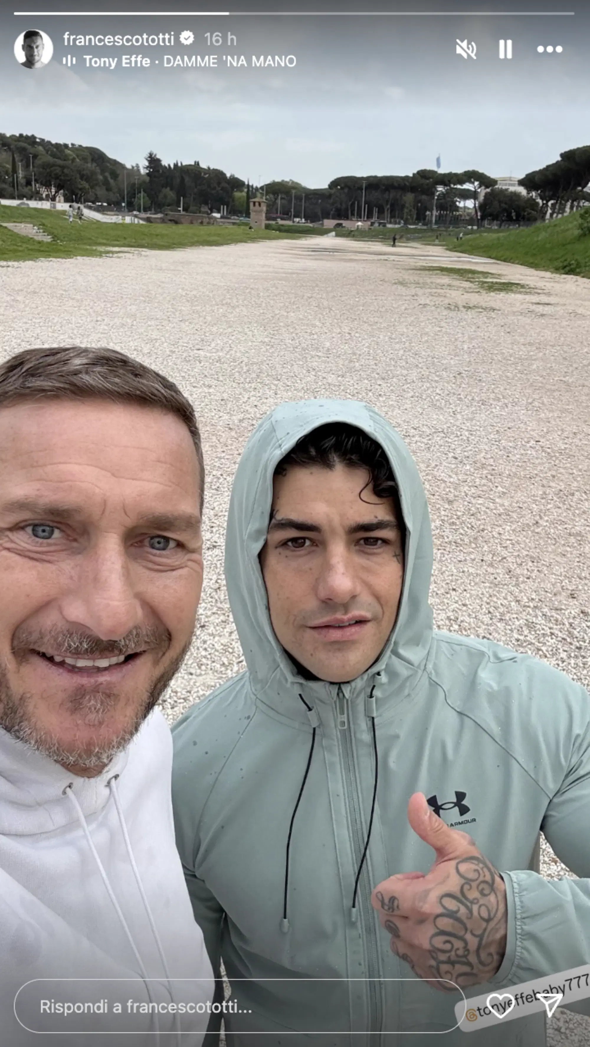 Il selfie di Tony Effe con Francesco Totti