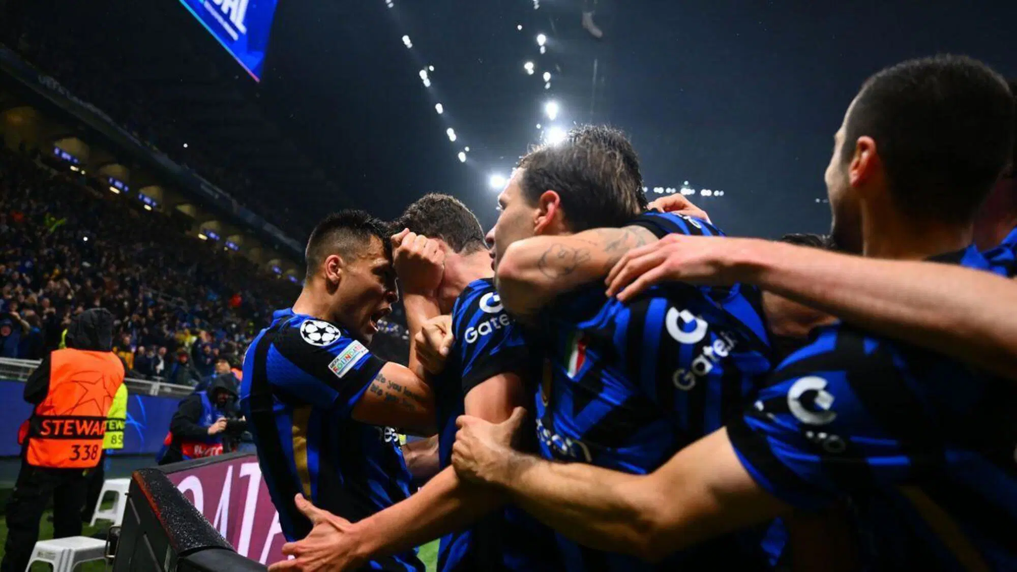 Lautaro Martinez e l'abbraccio con Pavard contro il Bayern Monaco