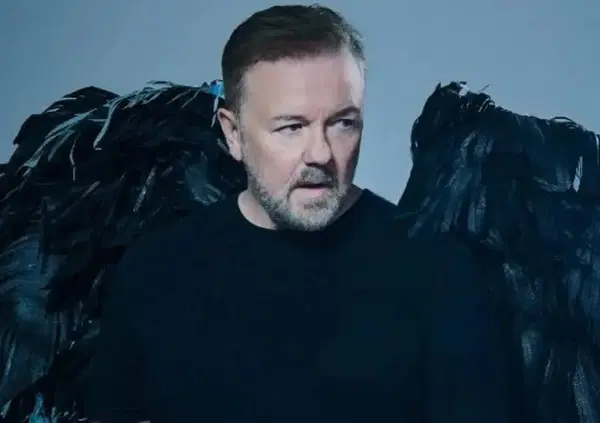 Ricky Gervais per la prima volta in Italia con Mortality, ma quanto costano i biglietti? Tanto, ma rispetto a comici italiani come Enrico Brignano e Angelo Duro il prezzo &egrave; giusto e vi spieghiamo perch&eacute;