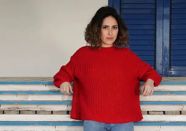 Abbiamo incontrato Lara Dei, con la sua ironia fragile ed elegante, una delle promesse del nuovo cantautorato italiano (e l'ha notata anche Fiorella Mannoia)