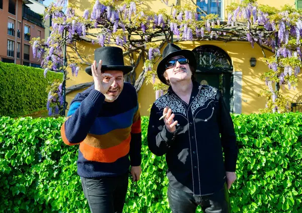 Intervista alcolica con Tonino Carotone e Giulio Wilson: "Un drink per Trump? Liquore alla mela. Fedez? Cafone, un angelo azzurro". E il disco MondoDivino &egrave; brindisi tra sacro, profano, prigione e Pavarotti&hellip;