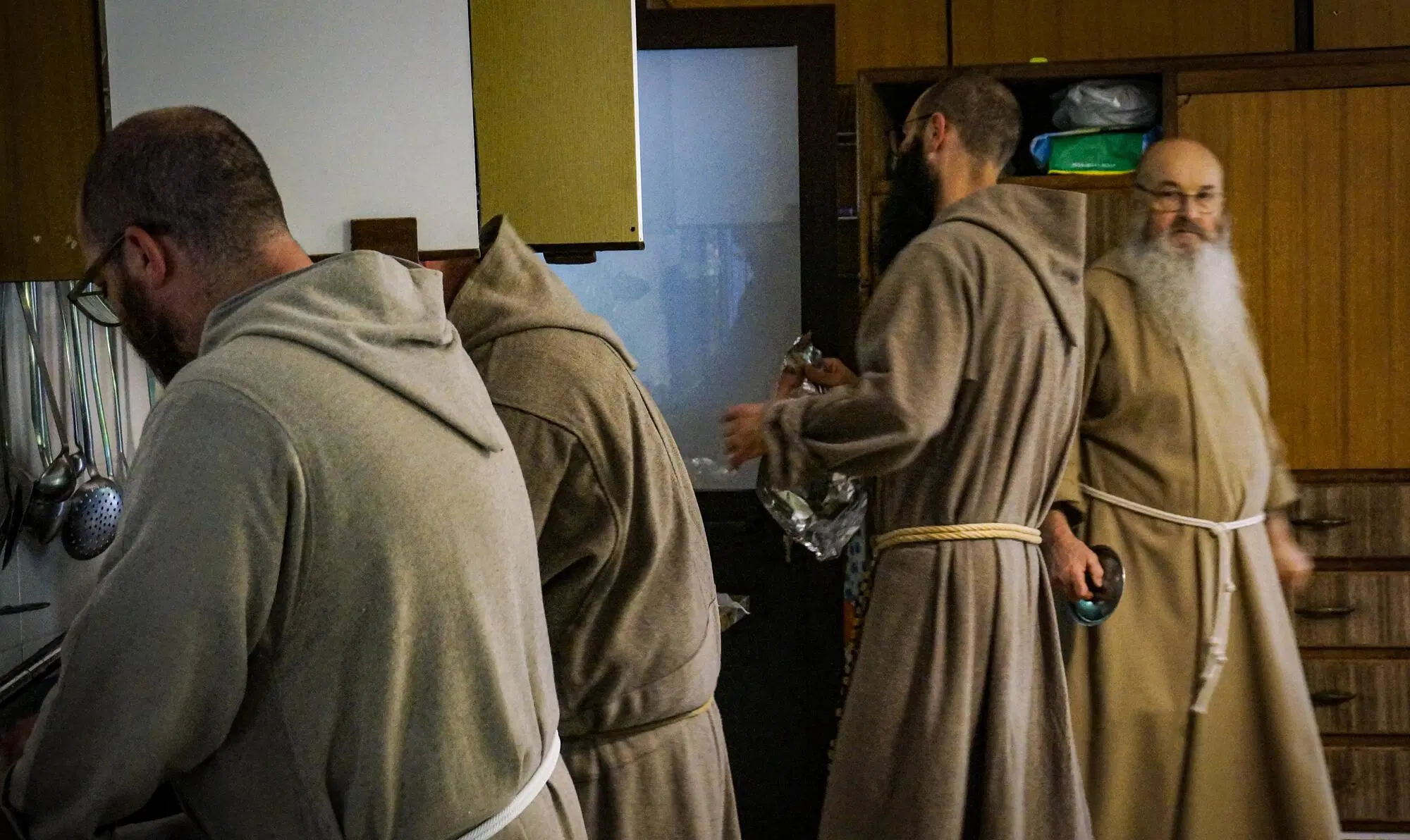 In ordine da sinistra, Fra&rsquo; Massimiliano Maria, Fra&rsquo; Stefano, Fra&rsquo; Samuele, Fra&rsquo; Carlo riordinano la cucina dopo pranzo