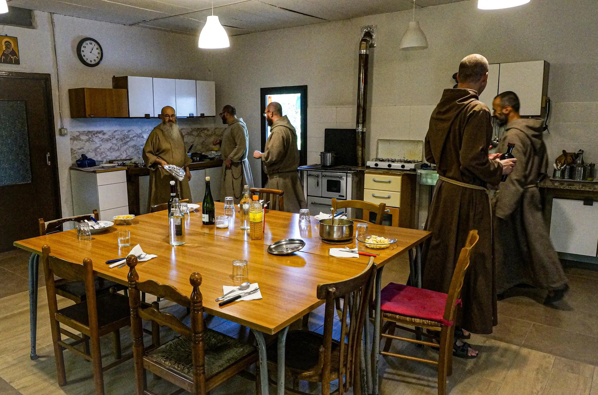 Napoli, Fraternit&agrave; San Francesco - Preparazione del pranzo con il cibo ricevuto