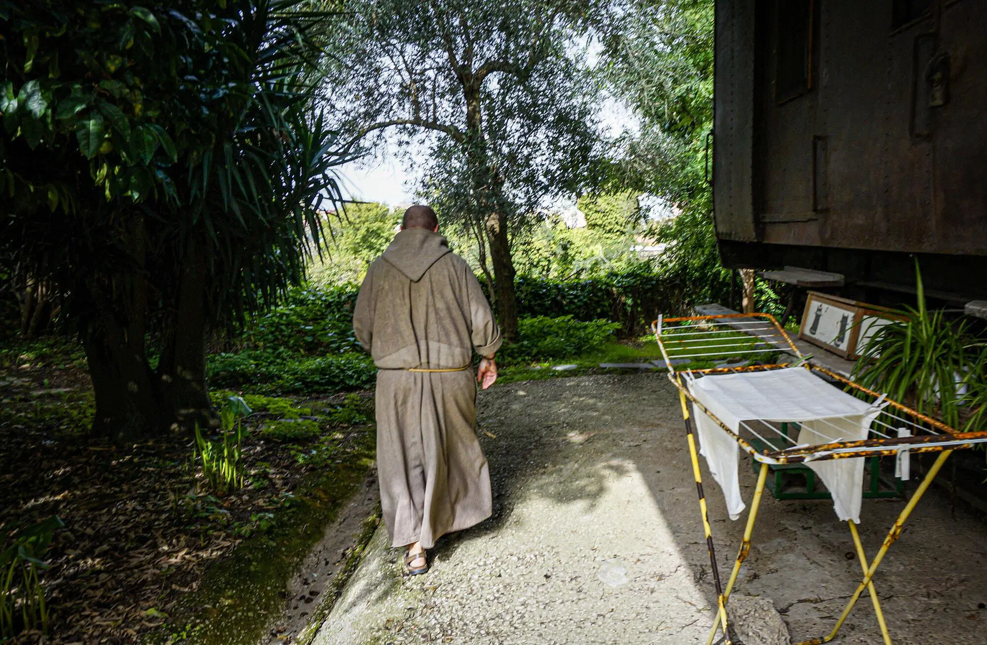 Fra&rsquo; Stefano passeggia nel frutteto