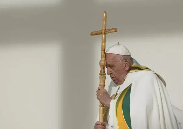 Le Celebrazione del rito della Via Crucis su Rai 1 sono meglio di una serie Netflix?  S&igrave;, e nelle sue meditazioni Papa Francesco spoilera il finale: &ldquo;Ges&ugrave; &egrave; fra chi spera ancora&rdquo;