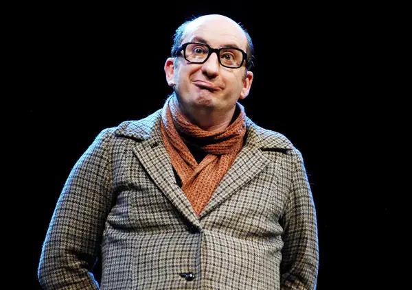 Abbiamo letto &ldquo;La strada giovane&rdquo; il romanzo di esordio di Antonio Albanese elogiato da Aldo Grasso (che sbaglia): ma se l&rsquo;avesse scritto un&rsquo;anonima impiegata comunale sarebbe finito comunque in top ten? 