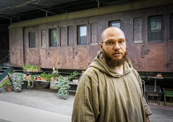 FERMATA CONVENTO: sapete chi sono i Frati Minori Rinnovati? Vivono in quattro vagoni abbandonati a Napoli e noi siamo stati un giorno con loro: ecco il reportage completo 
