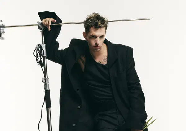 Abbiamo ascoltato Comuni Mortali, il nuovo album di Achille Lauro, ma com&rsquo;&egrave;? Una dedica al suo passato. E su Ragazzi Madre e la sua metamorfosi&hellip;