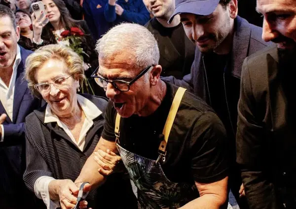 Siamo stati all'inaugurazione dell'Osteria da Fiorella by Max Mariola a Napoli, ma com'era? Tra selfie, spumante, cacio e pepe (niente carbonara) e la promessa di un men&ugrave; da 30 euro ci ha svelato il piatto che dedicherebbe a MOW&hellip;