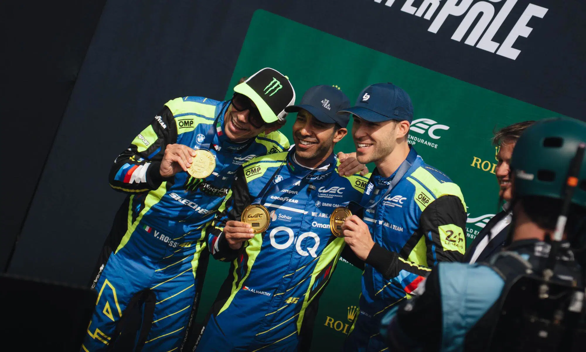 Valentino Rossi insieme ad Ahmad Al Harthy e Kelvin Van Der Linde