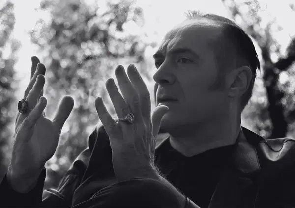 &ldquo;L&rsquo;Italia &egrave; un nosocomio di camerieri&rdquo;: intervista ad Aurelio Picca, l&rsquo;unico scrittore che cerca la furia dell&rsquo;azzurro nella poesia nello sport e nella vita: Valentino Rossi e il decimo titolo? &ldquo;Marquez ha commesso un crimine&rdquo;. Meloni? &ldquo;Se fossi premier&hellip;&rdquo; 