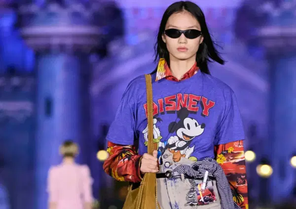 Il second hand &egrave; tornato di moda? S&igrave;, non serve pi&ugrave; nascondersi. La moda di seconda mano non muore, ma rinasce pi&ugrave; incazzata (su Vinted). Vi diciamo perch&eacute;, i pro e i contro&hellip;