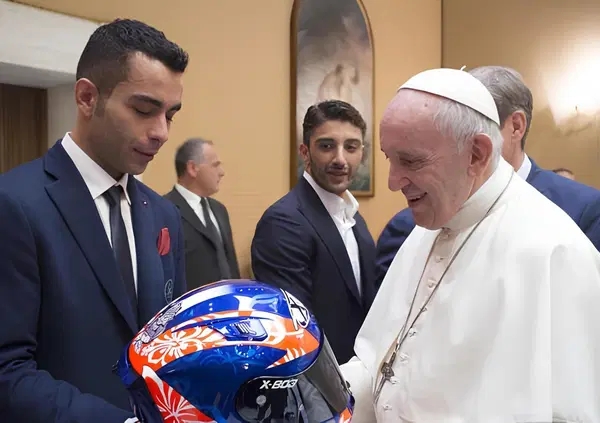 [GALLERY] Bagnaia, Simoncelli, Marquez, Pedrosa, Petrucci, Miller, Iannone, Brivio, Ezpeleta e tutte le volte di Papa Francesco &ldquo;con la MotoGP"
