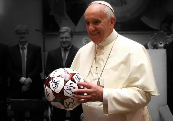 GENUFLESSI. Il calcio italiano si ferma per il Papa morto, dopo aver giocato a Pasqua. La coerenza? Cosa c&rsquo;entra il lutto (del Vaticano) per Francesco-Bergoglio con la Serie A, lo sport e l&rsquo;Italia (Stato teoricamente laico)?
