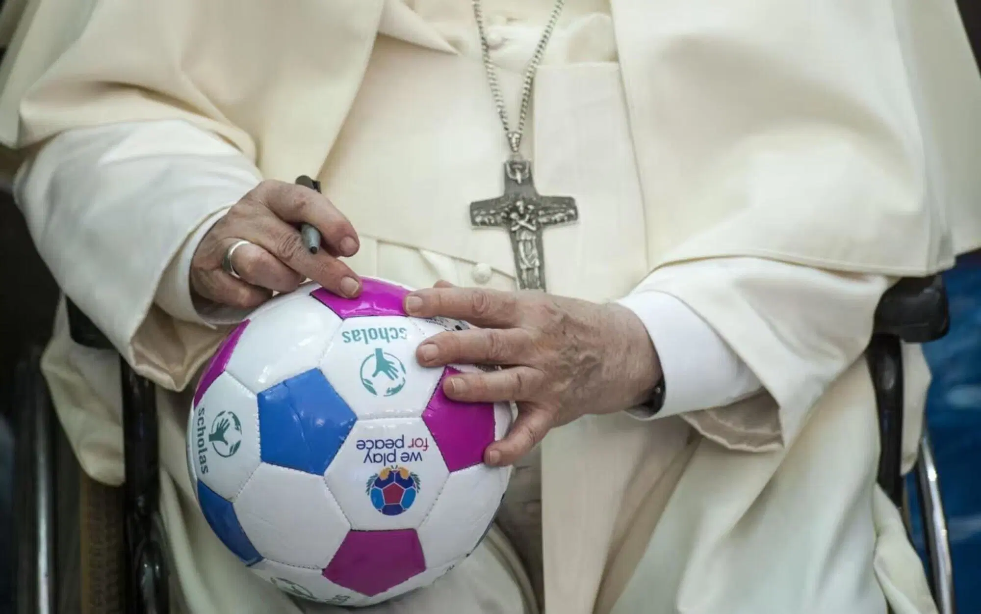 papa francesco bergoglio pallone
