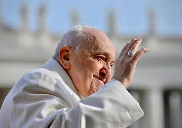 La Rassegna stampa dei giornali italiani su Papa Francesco: da &ldquo;santo&rdquo; e papa degli ultimi&rdquo; per Repubblica e Corriere della sera a &ldquo;uomo solo&rdquo; (Il Manifesto): ma ora tutti lo trattano da &ldquo;santino&rdquo; (Marco Travaglio, Il Fatto)? Mentre La Verit&agrave; e Libero&hellip; 