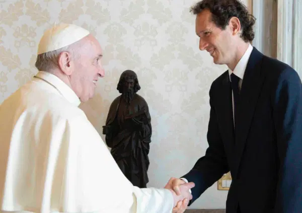John Elkann ricorda Papa Francesco mentre si mangia il 41 percento di Exor (Ferrari, Juventus e Stellantis), ma il valore della holding Agnelli Bv non stava crollando?