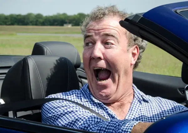 Jeremy Clarkson prova la Ford Mustang Dark Horse (e parla di Fiat): &ldquo;La pi&ugrave; irresponsabile di sempre. Ottima per fare fumo e rumore. La tecnologia? Non ha senso&rdquo;. Ma cosa c&rsquo;entrano Donald Trump, le auto italiane e l&rsquo;India?