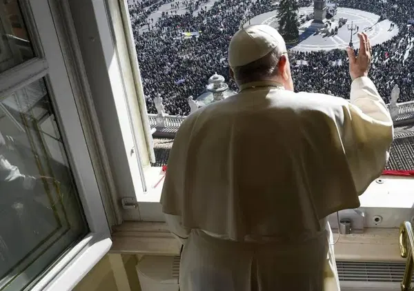 Tutti i misteri (e i complottismi) sulla morte di papa Francesco, da Corona e le &ldquo;coincidenze&rdquo; a Red Ronnie e il &ldquo;Conclave segreto&rdquo;. E Dagospia pubblica un report per una macchia di sangue&hellip;