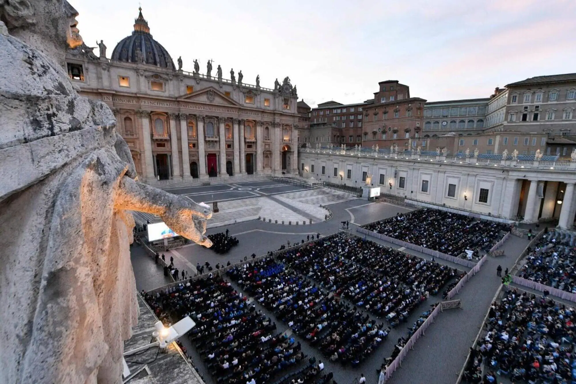 Piazza San Pietro si prepara ai funerali di Papa Francesco