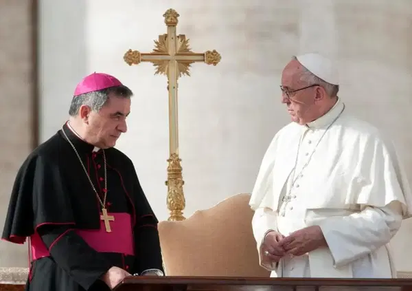 Ma quindi il cardinale Becciu potr&agrave; partecipare al Conclave per eleggere il nuovo papa? Cosa dicono i documenti ufficiali e il diritto canonico? E perch&eacute; Francesco lo aveva &ldquo;degradato&rdquo;? 